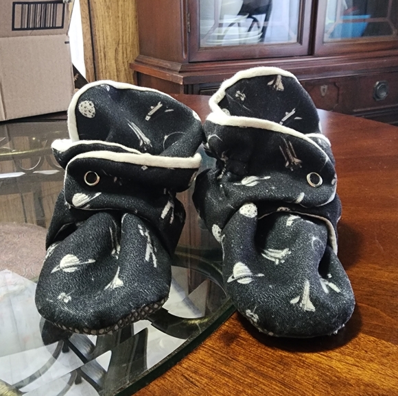 Slippers - Picture 1 of 10